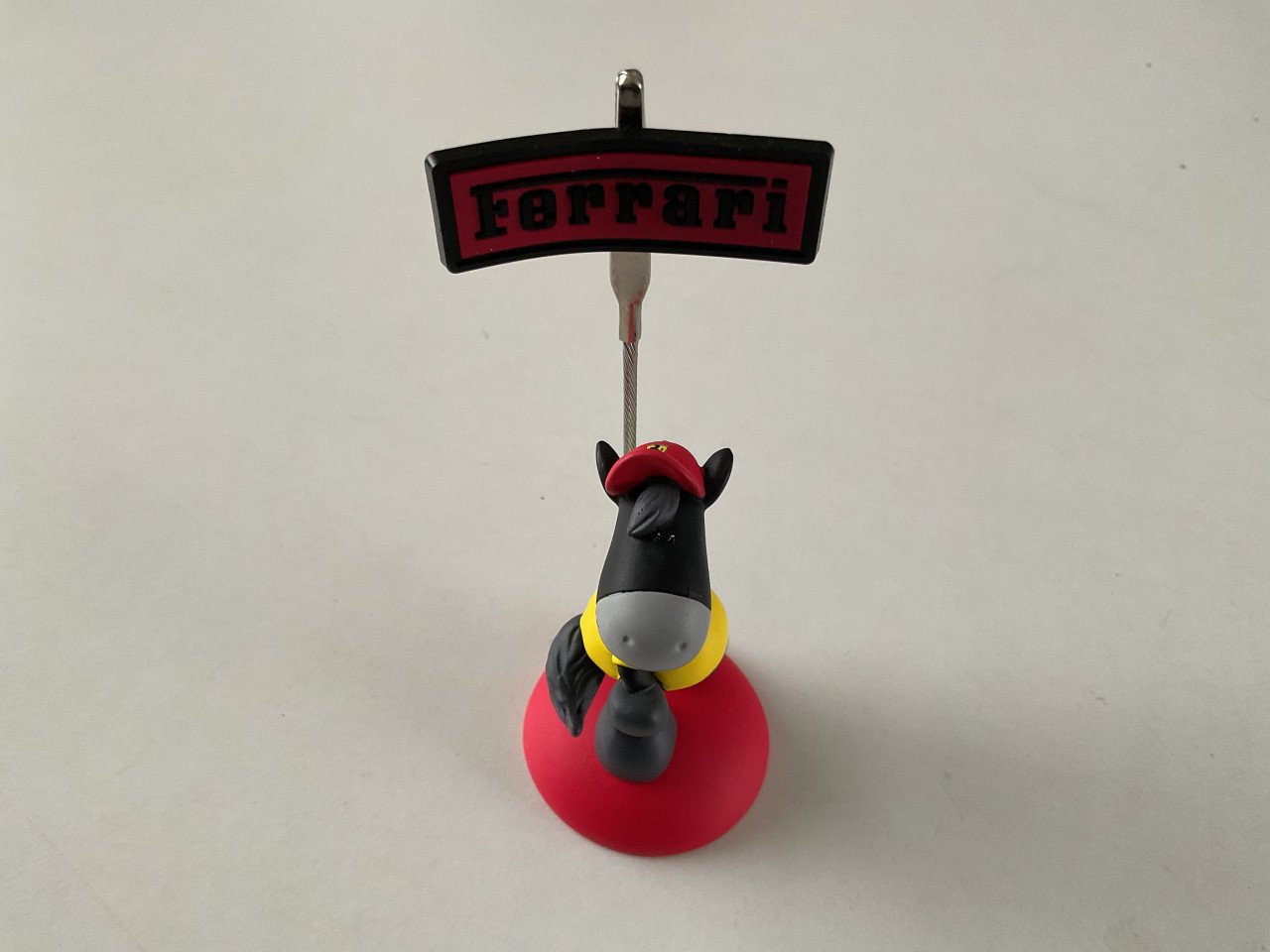 Ferrari houdertje en een boekje met foto’s.    Hoog: 12 cm.