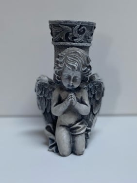 Biddende engel met vaasje – grafdecoratie beeld: