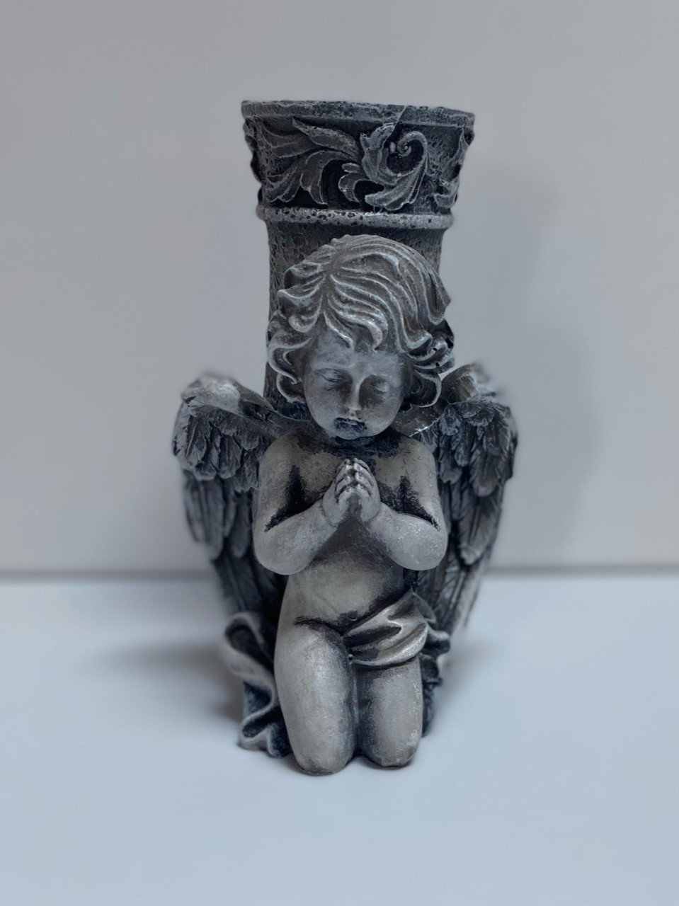 Biddende engel met vaasje – grafdecoratie beeld: