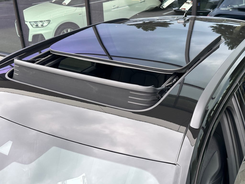 Audi Q3 35 tfsi s-line | panoramadak | zwart optiek | trekhaak | camera | e
