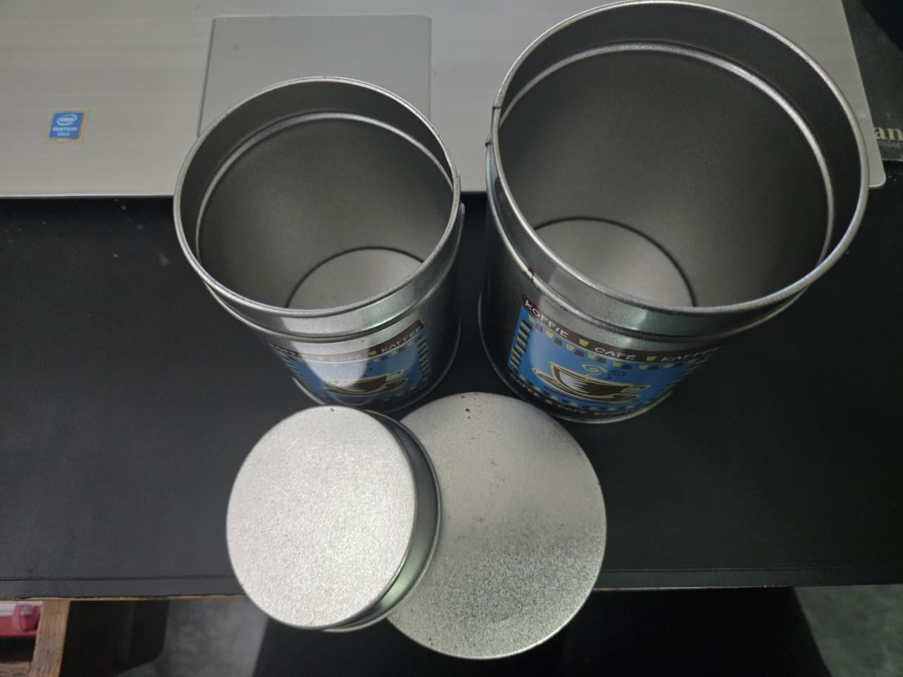 2 metalen voorraadblikken voor het bewaren van koffie