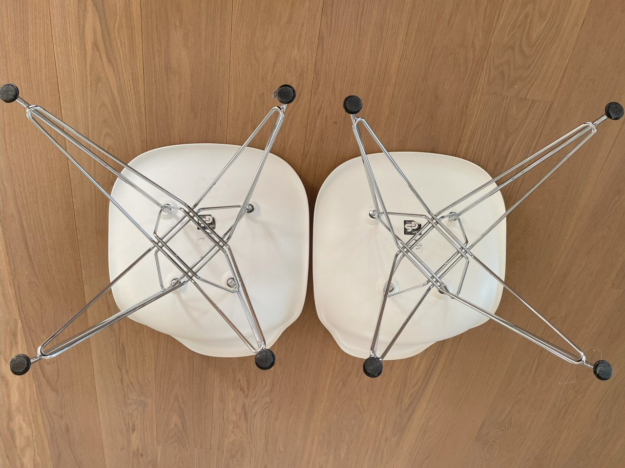 Stoel (2) vitra eames plastic side chair