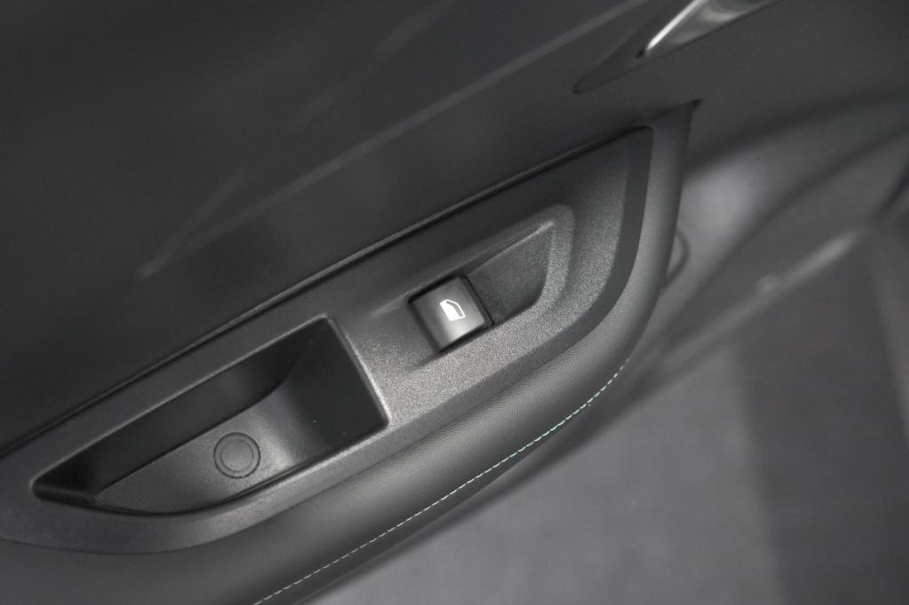Peugeot 2008 puretech 130 eat8 allure pack | camera | apple carplay | parke