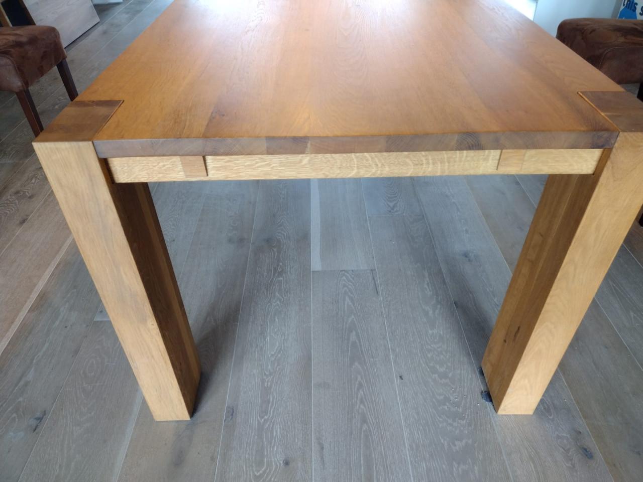 Mooie massieve tafel inclusief stoelen en lamp