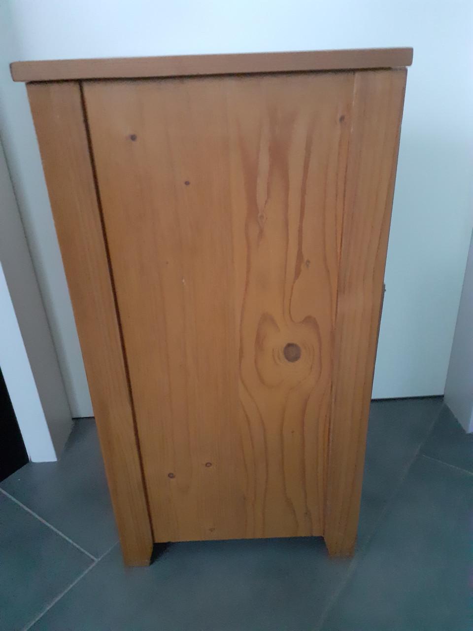 Houten wastafelkastje