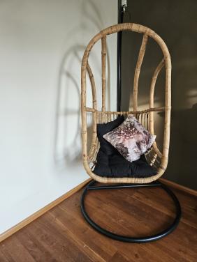 Rotan hangstoel met poot