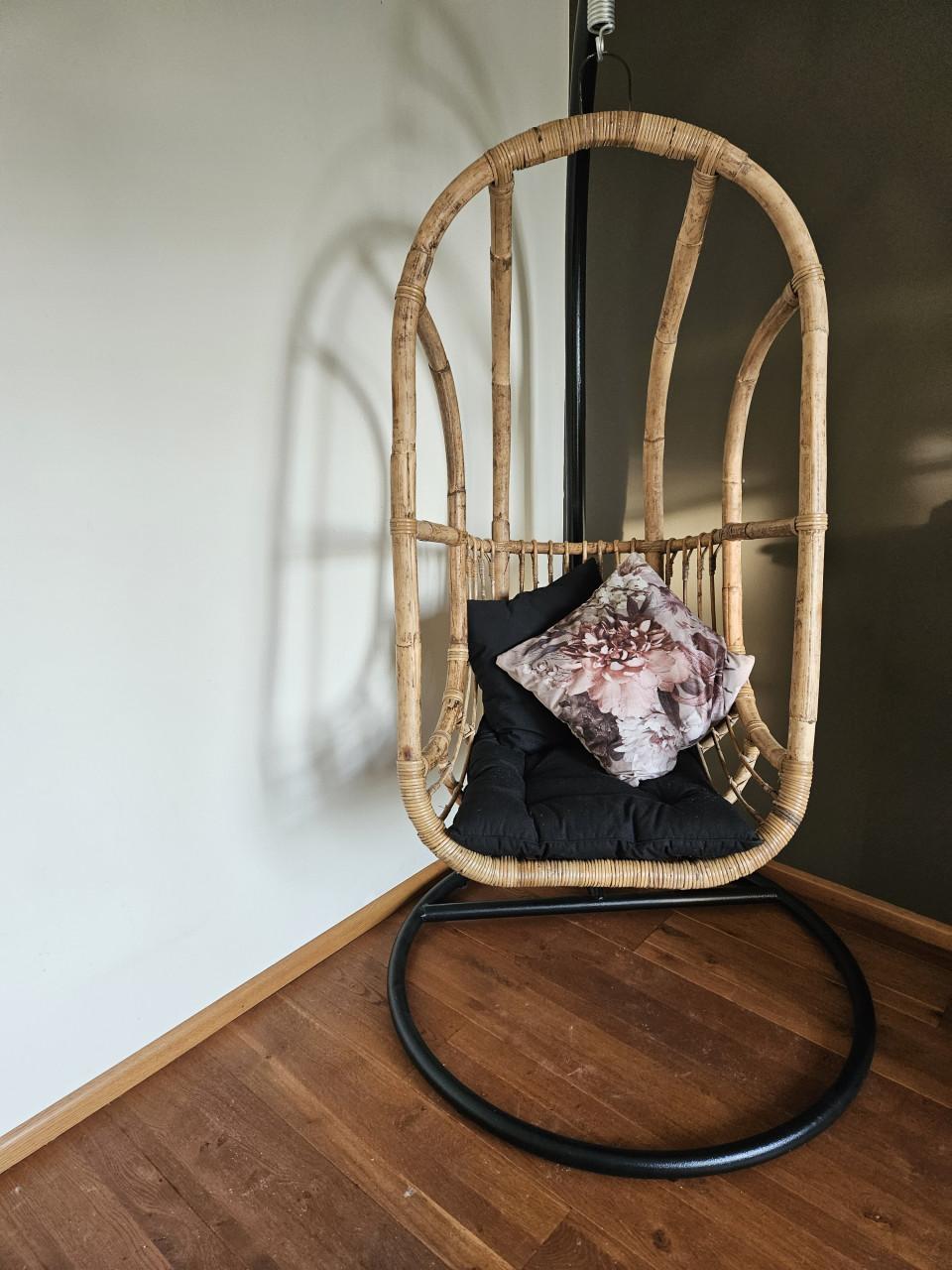 Rotan hangstoel met poot