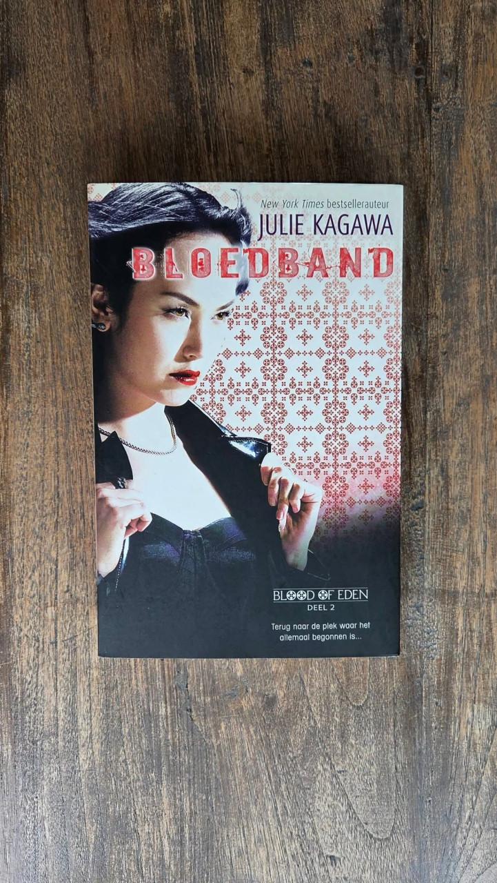 🌠 2 Young Adult paperbacks van Julie Kagawa. Fantasy. Blood of Eden
