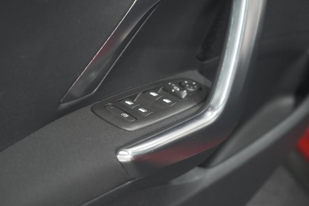 Peugeot 2008 1.2 puretech blue lease executive | all season banden | panora