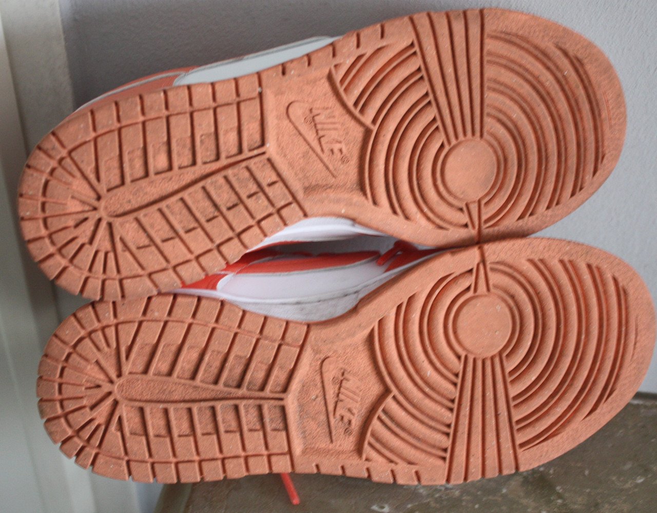 Nike schoen met perzik kleur maat 37,5