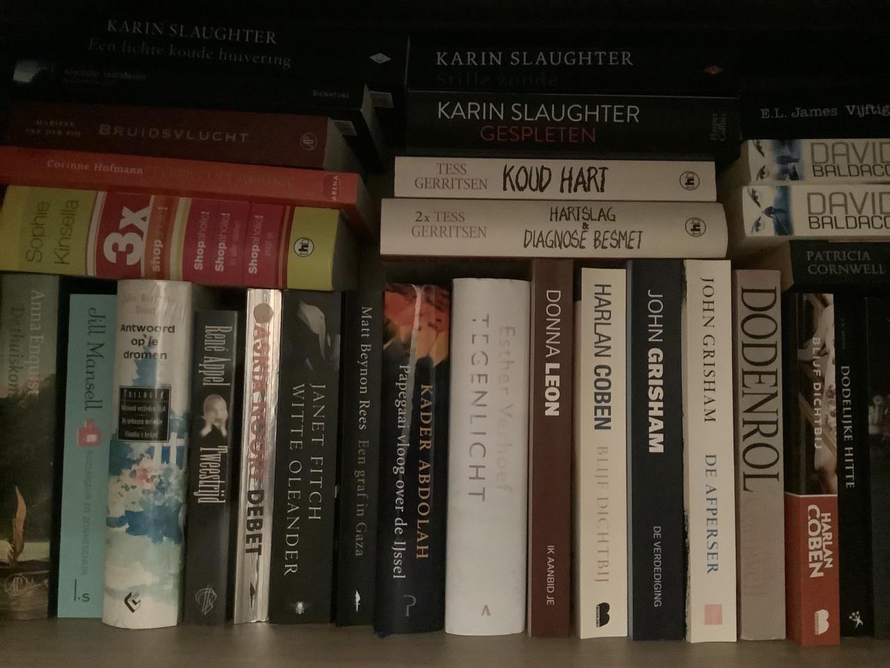 Opruiming van een stapel boeken, roman, thriller van alles wat.