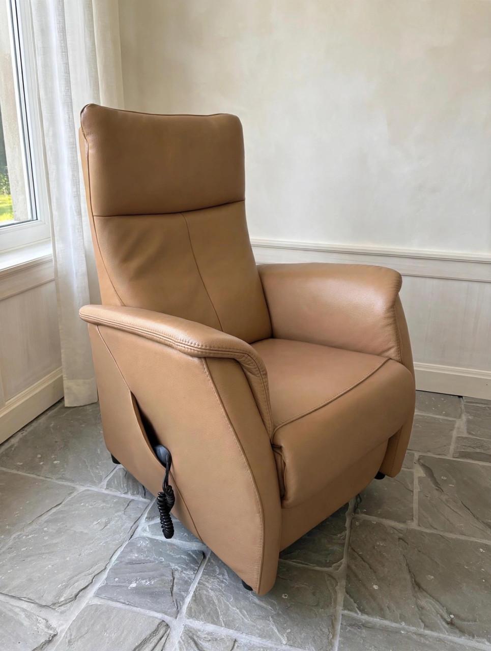 Prominent sta op en relax fauteuil, elektrisch bedienbaar