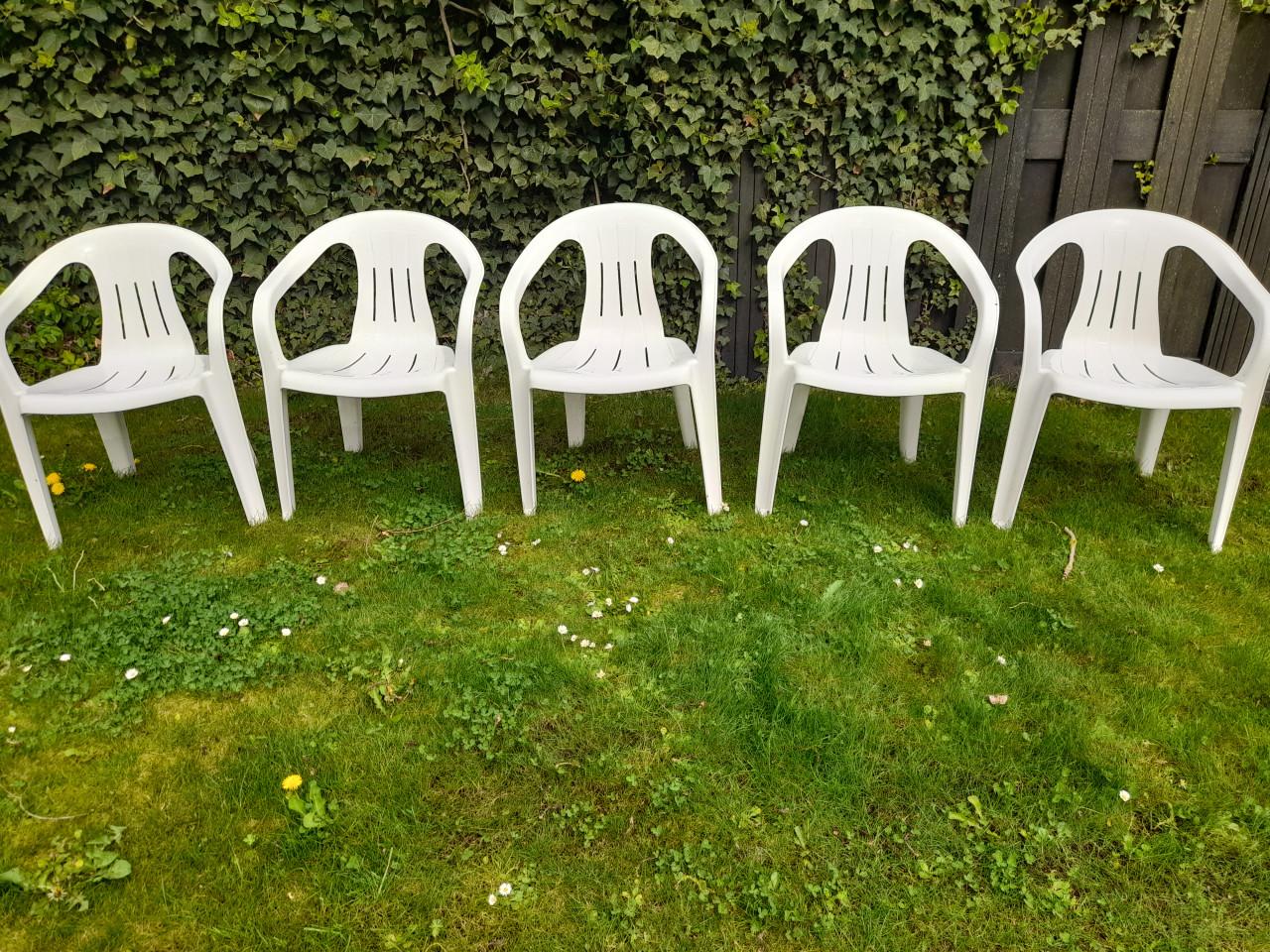 5 Tuinstoelen (stapelbaar) in goede staat!