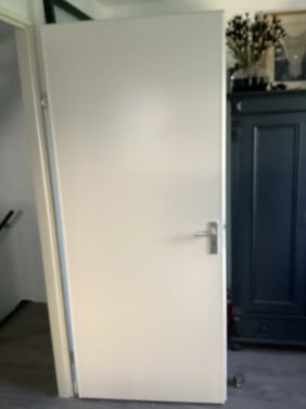 Nette rechtsdraaiende binnendeur met slot en sleutel