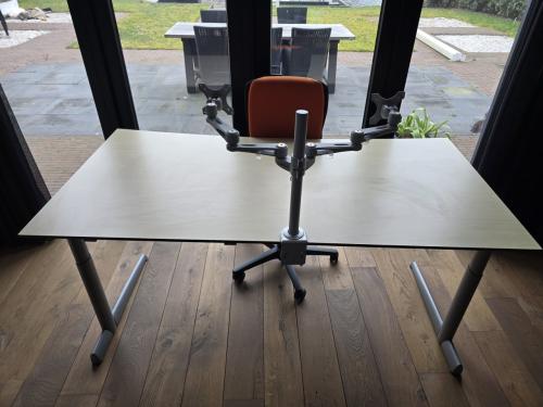 Ahrend bureau, Ahrend bureaustoel en dubbele monitor steun izgs