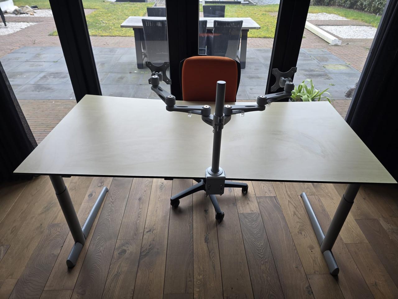 Ahrend bureau, Ahrend bureaustoel en dubbele monitor steun izgs