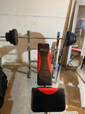 Set bench en gewichten (35kg) + 2 barbells (kort en lang, allebei 6kg)