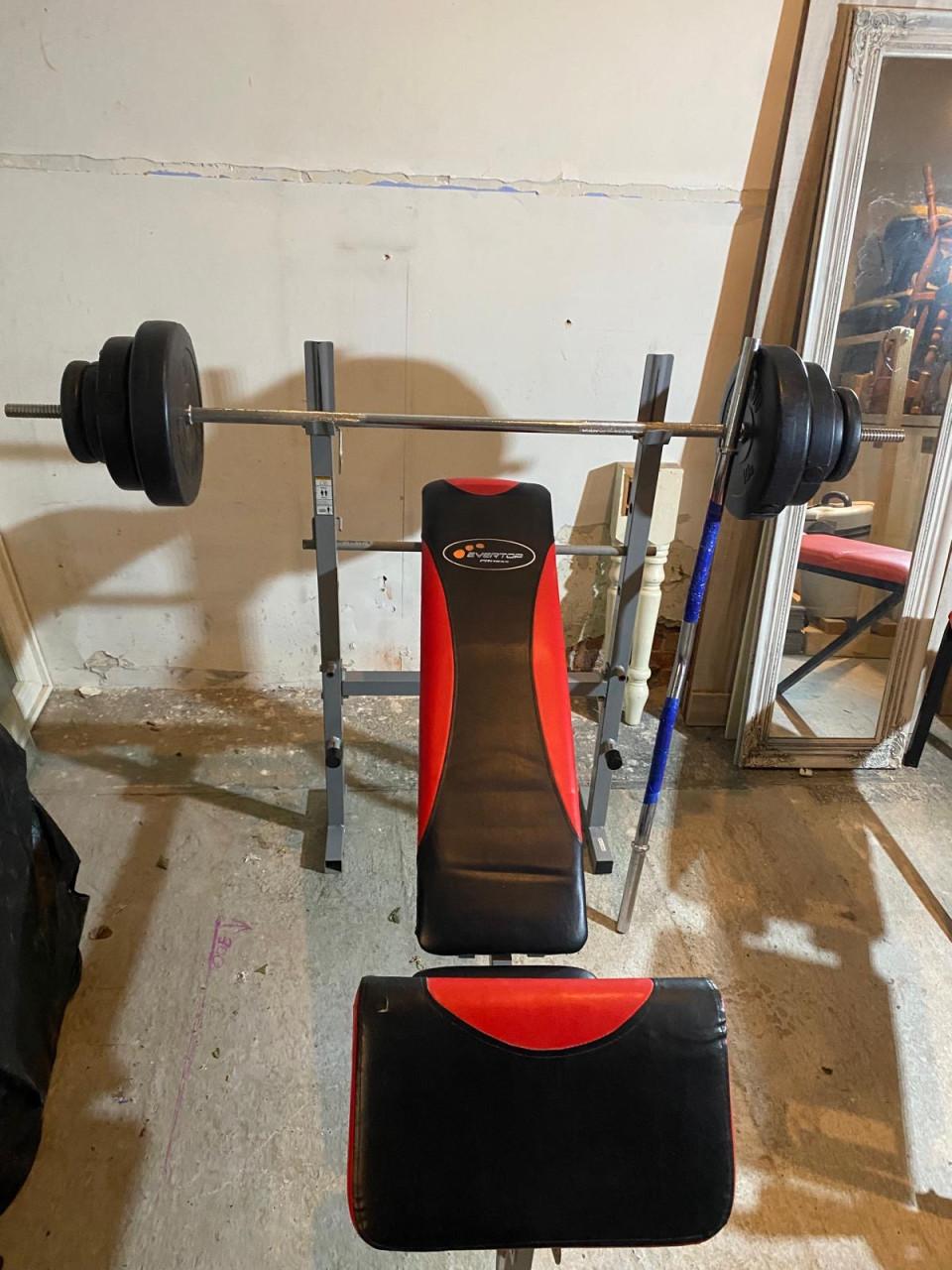 Set bench en gewichten (35kg) + 2 barbells (kort en lang, allebei 6kg)
