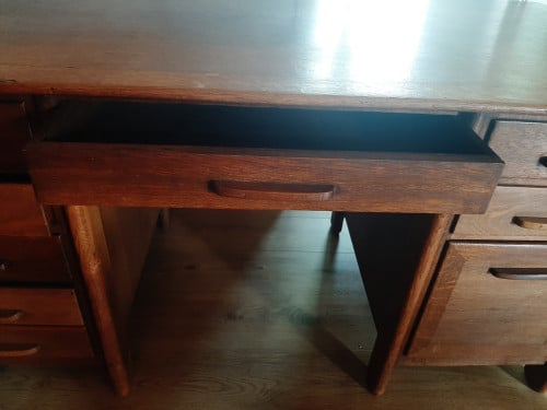 Zwaar houten bureau te koop