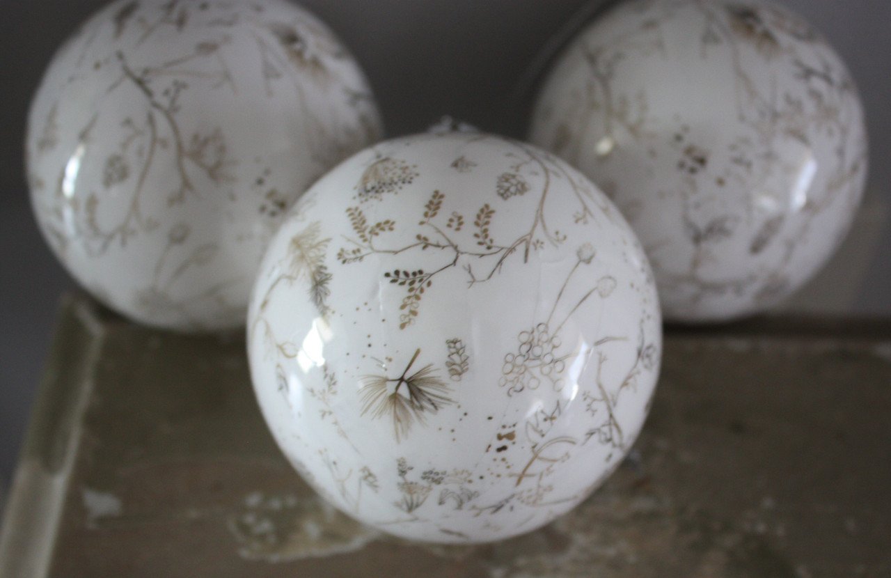 Set van 3 kunststof kerstballen wit met takjesprint