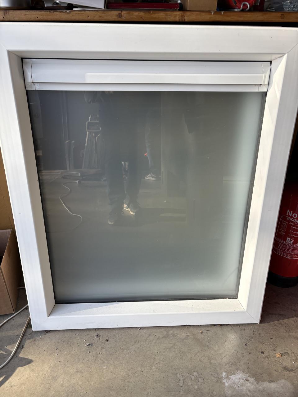 Kozijn raam met melkglas