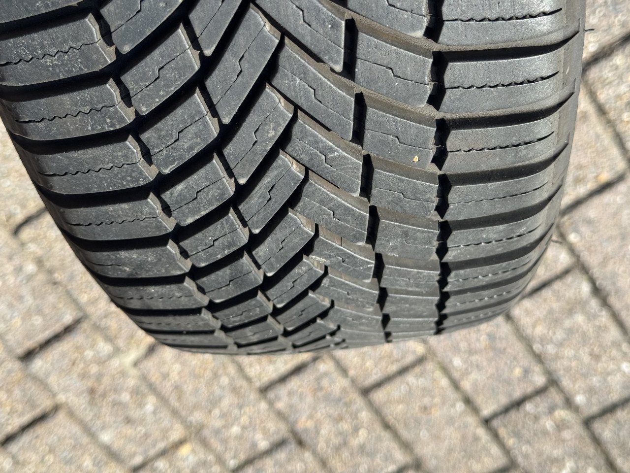 2 Bridgestone All Season banden met 6 mm profiel