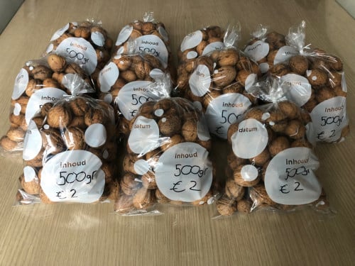 Walnoten te koop. 2 euro voor 500 gram.