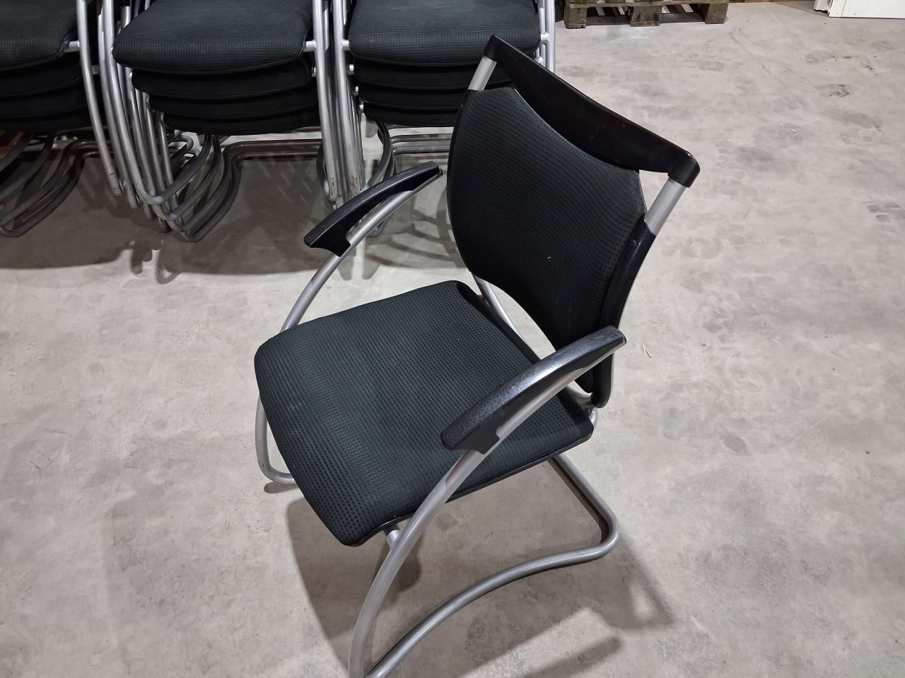 Stoelen stapelstoelen kantinestoelen vergaderstoelen