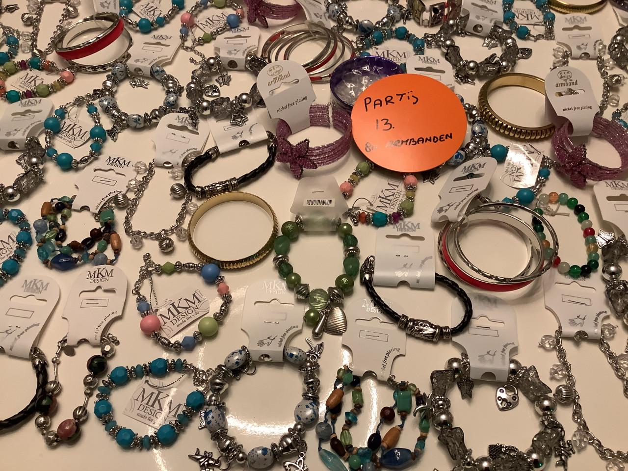 Partij mooie armbanden. ( partij 13)