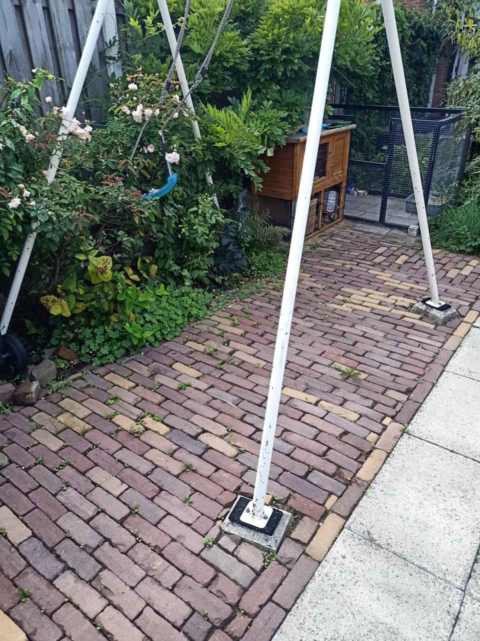 Gratis stalen schommel met beton poeren