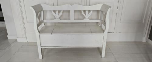 Wit houten bankje met klep
