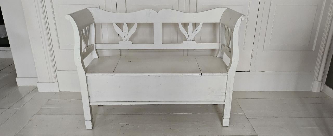 Wit houten bankje met klep