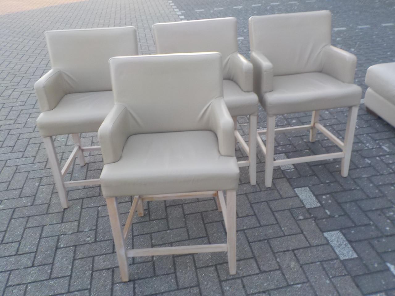 Massieve hoge bartafel 140 x 100 cm hoog 94 cm + 4 barstoelen