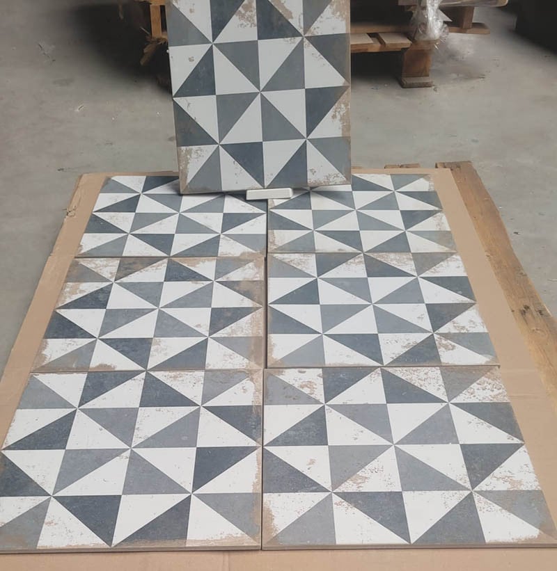 3030-265 ca 16 m² Vintagelook tegels, 33x33cm, antique triangle