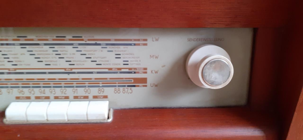 Vintage radio meubel met pick up en platen wisselaar