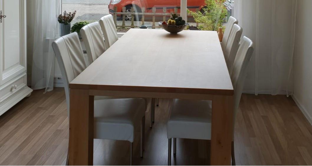 Eettafel en stoelen