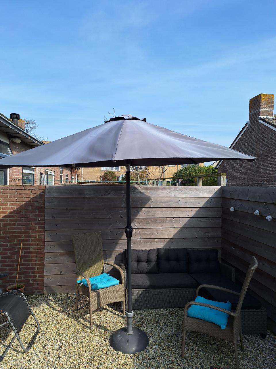 Loungeset/ kussens, parasol +standaard,  2 stoelen