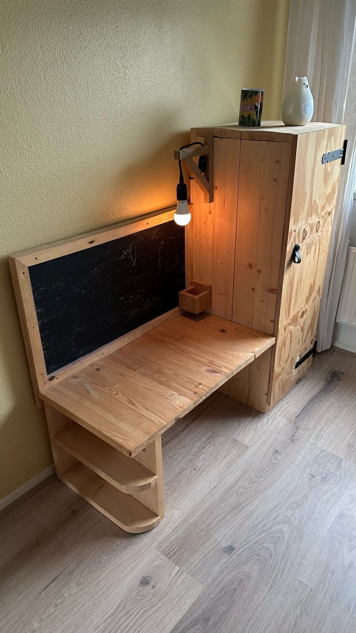 Kinderbureau met Krijtbord, Kast & Lamp