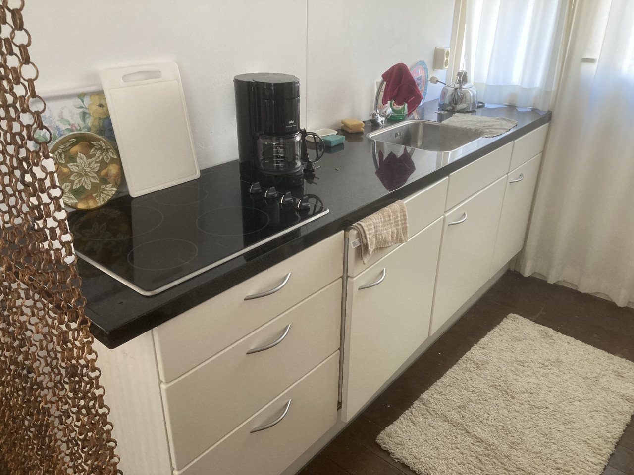 Mooie keuken met zwart granieten blad
