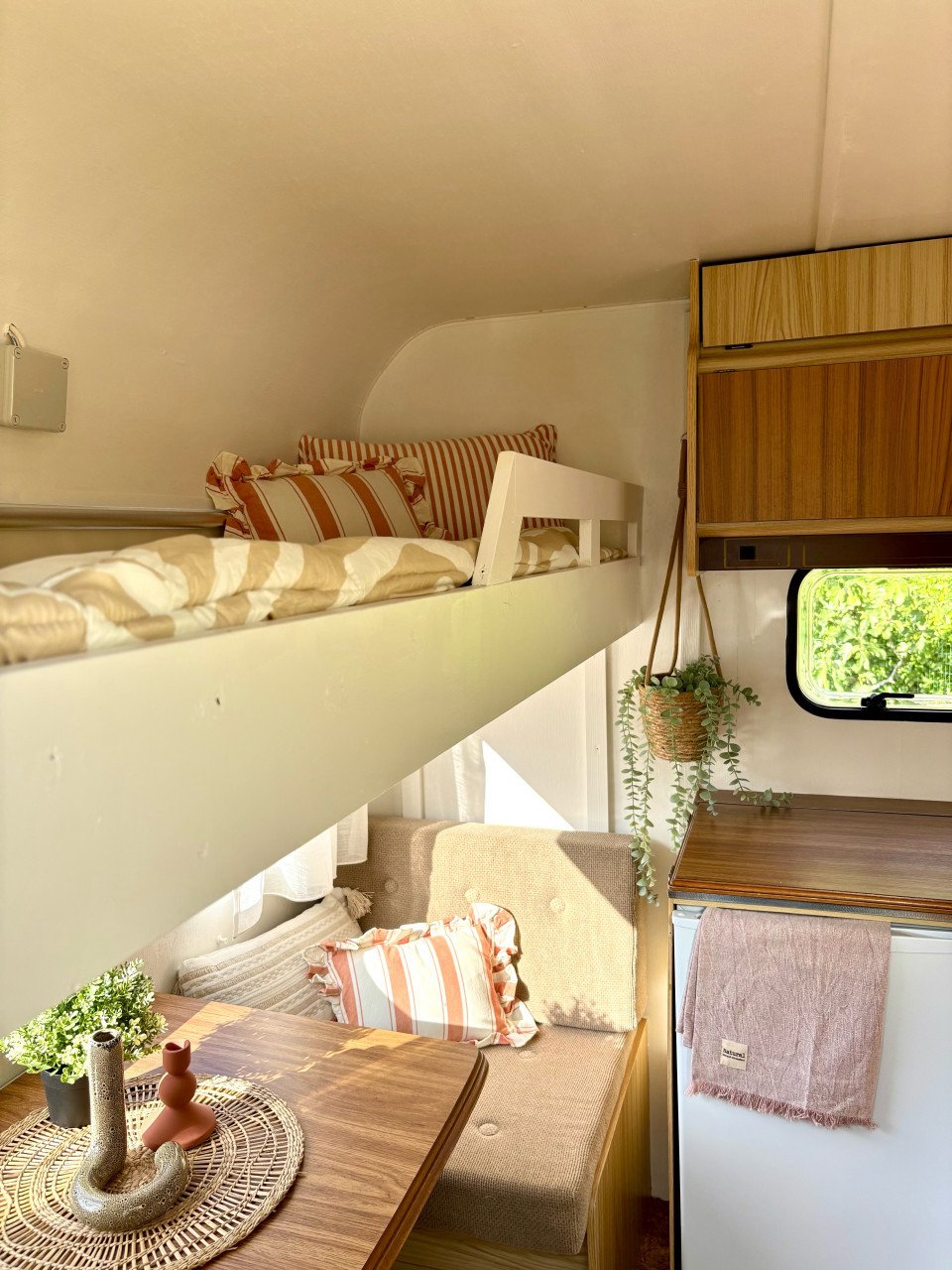 Zeer mooie kleine caravan Chateau LaCar 3.30 met voortent en fietsenrek