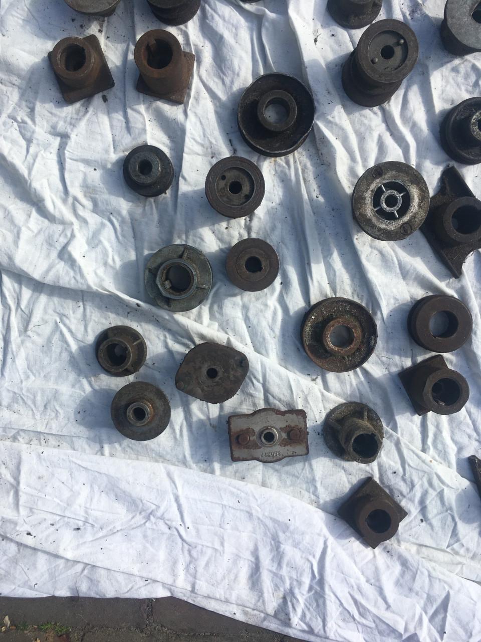 Diverse pullys en meshouders voor grasmaaiers in gebruikte staat