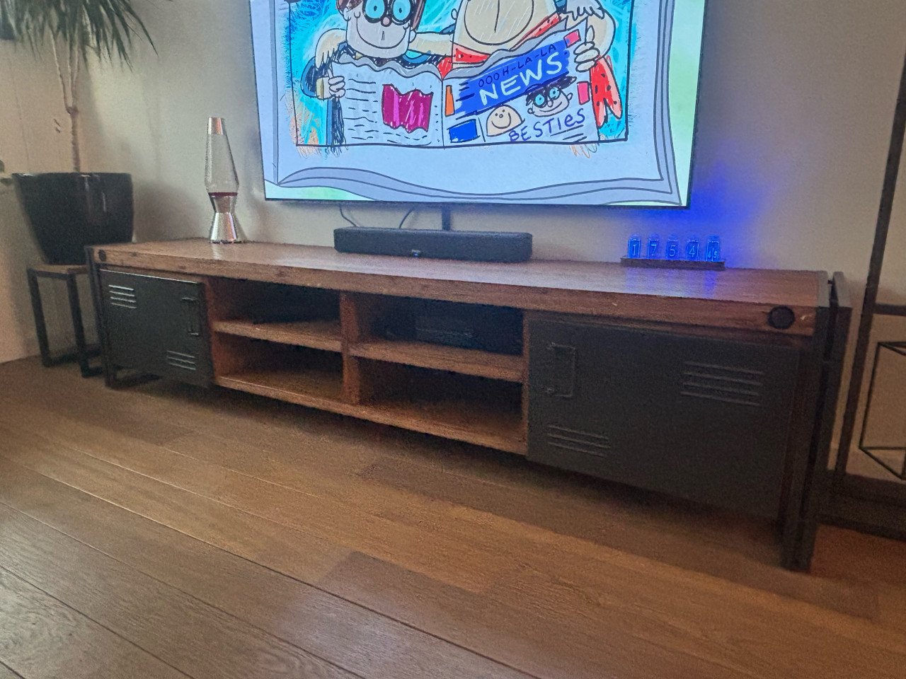 Industrieel tv meubel en kaat