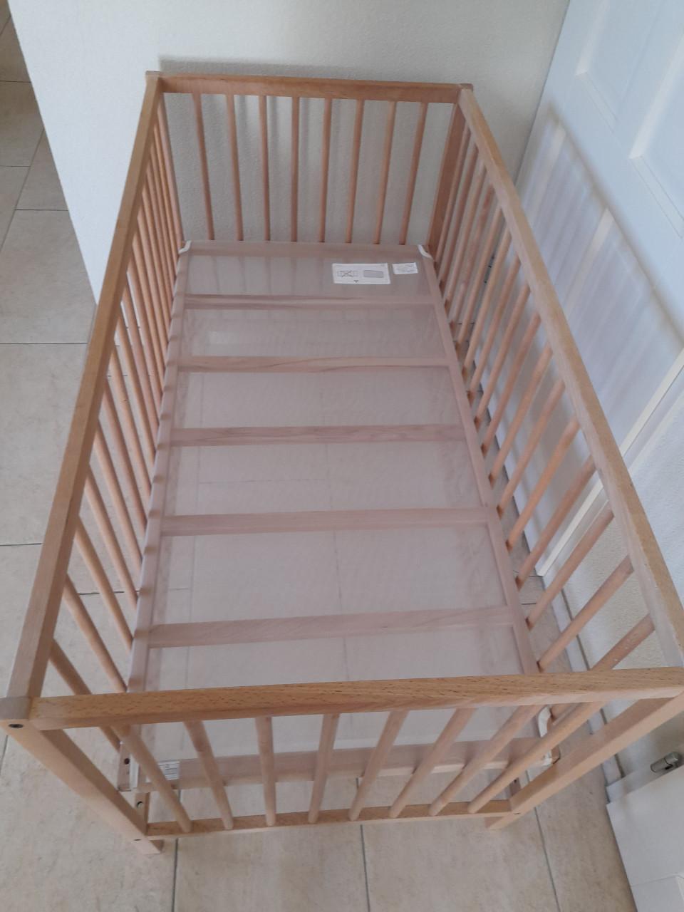 Blank houten Ledikantje (in goede staat )