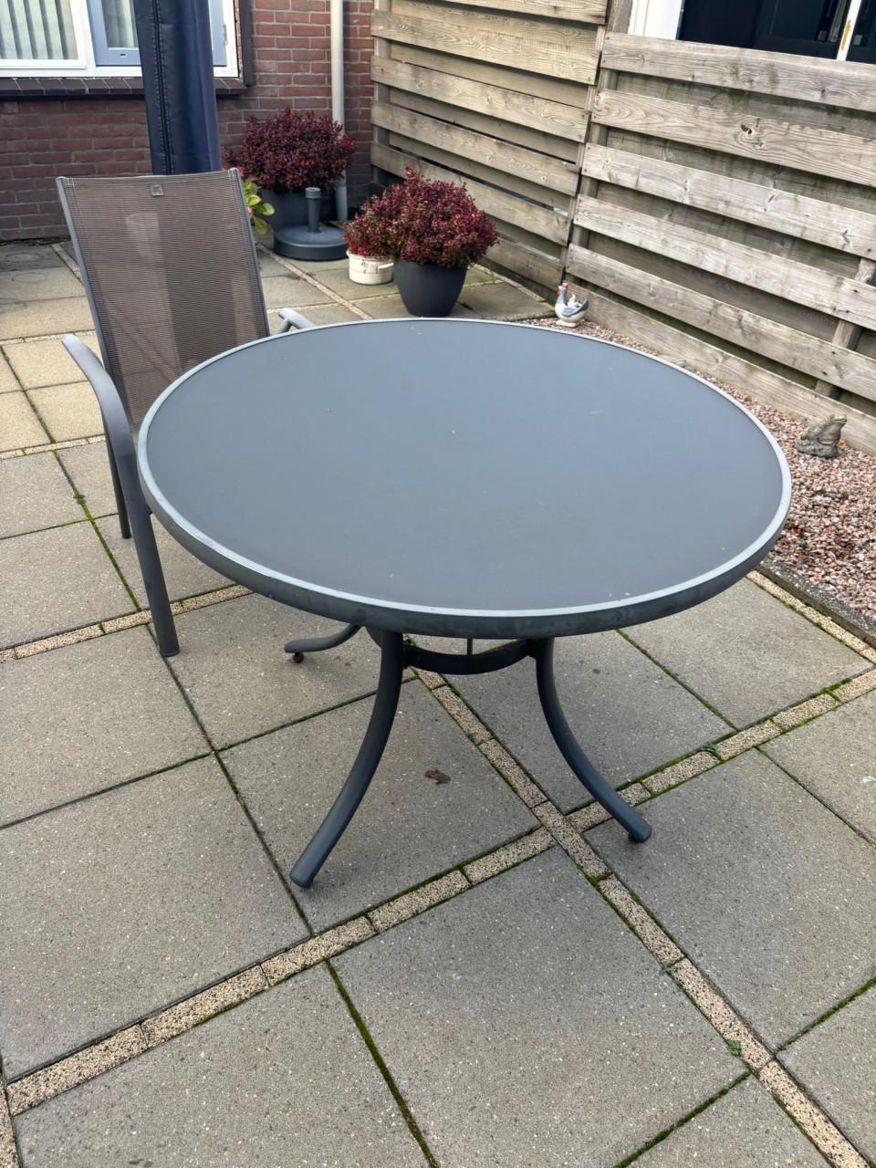 Tuinset met 4 stoelen, bijpassende kussens en een hoes