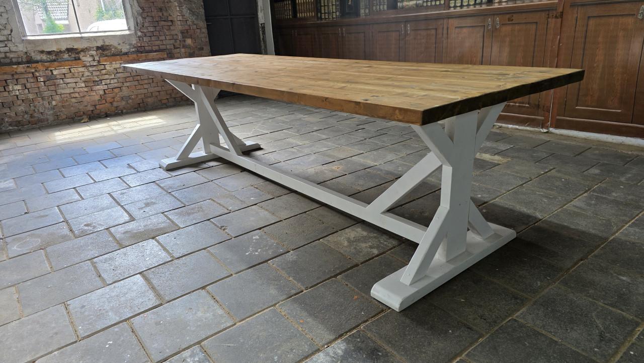 280 cm lange landelijke tafel met 10 stoelen