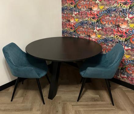 Eettafel met 2 gratis stoeltjes!