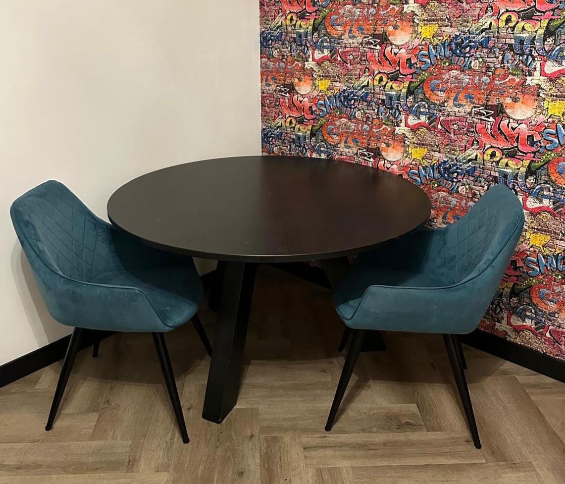 Eettafel met 2 gratis stoeltjes!