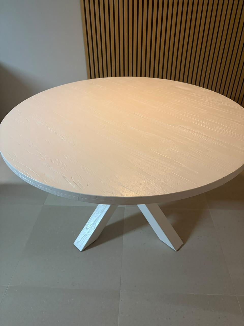 Mooie witte ronde houten tafel – 130 cm breed