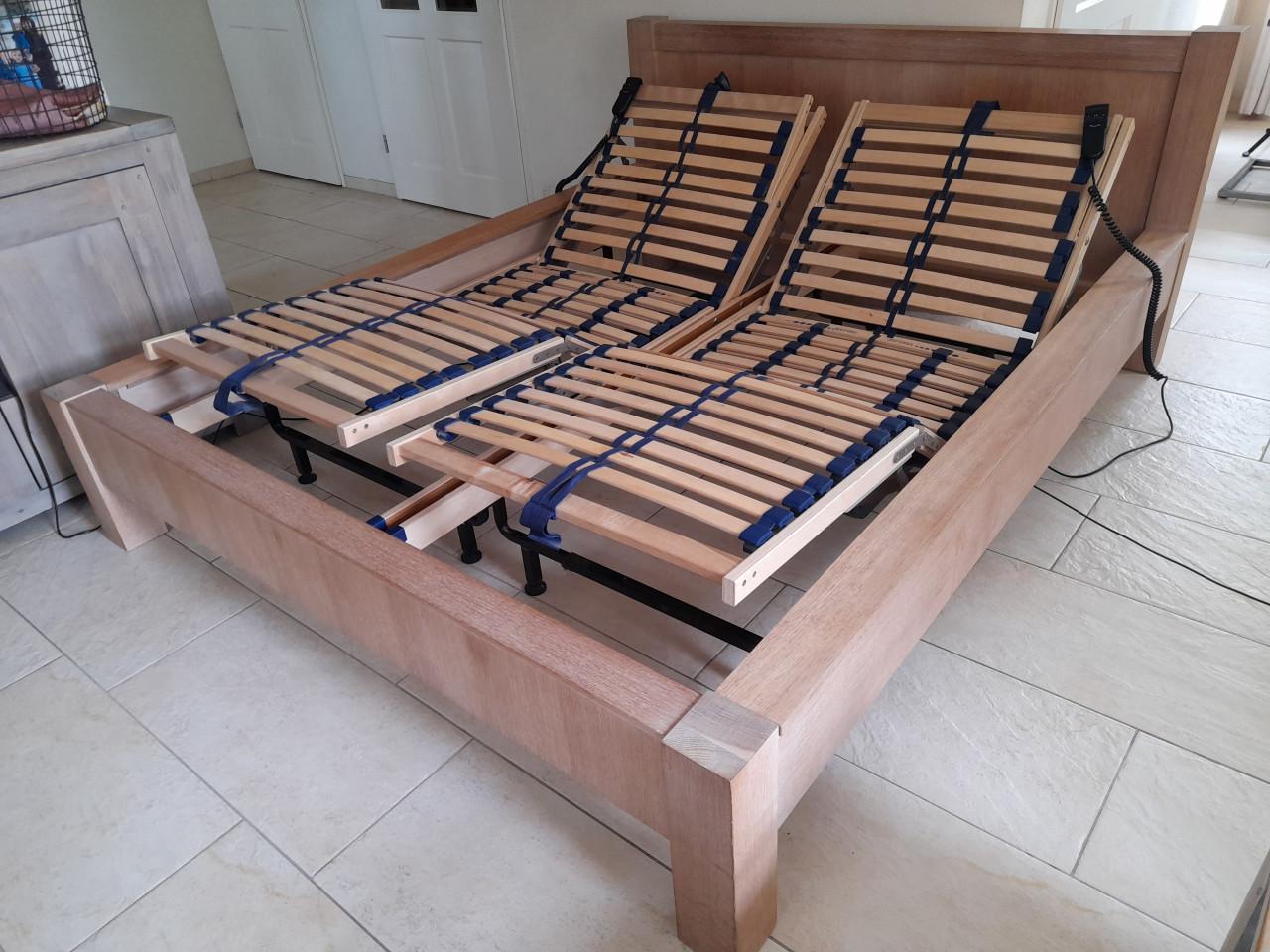 Stevig houten elektrisch verstelbaar 2 Persoons bed (in goede nette staat )