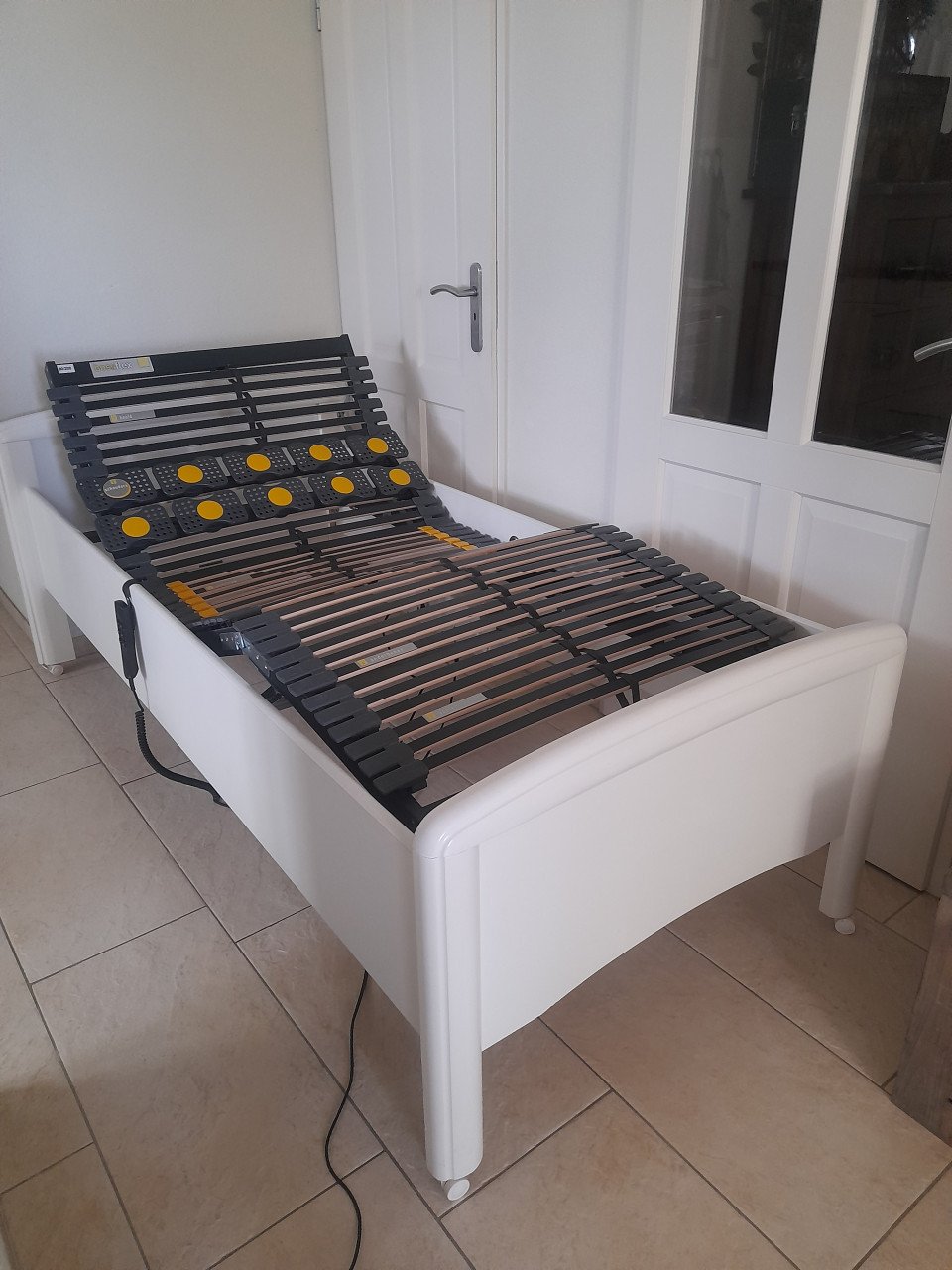 Elektrisch verstelbaar 1 persoons bed 90 X 200 (in goede nette staat )